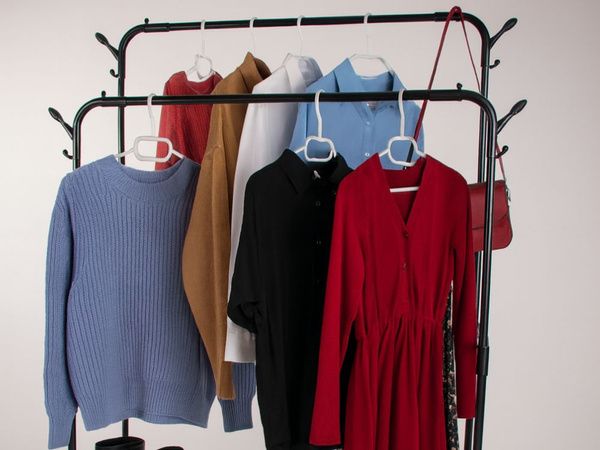 Stāvošs drēbju kāršs ar platformām apavu un jaku uzglabāšanai metāla garderobs