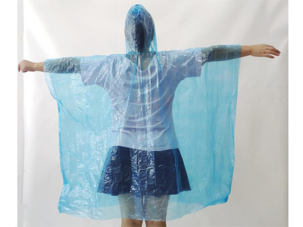 Mackintosh en una bola capa de lluvia poncho llavero