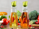 Botella de aceite y vinagre dispensador de vidrio con dispensador de hierbas 0,5l