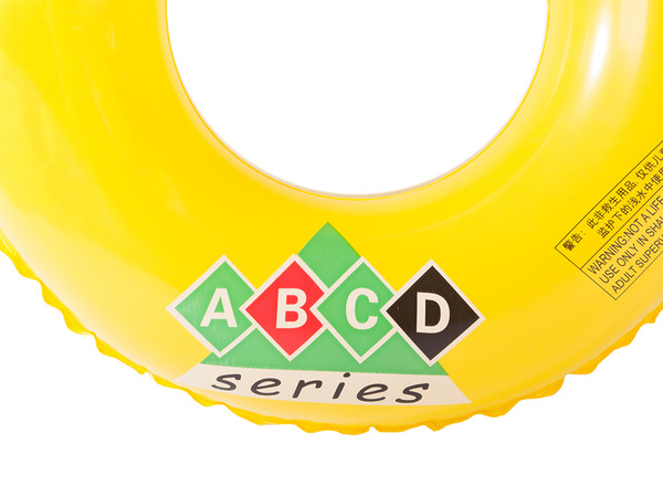 Pequeña rueda hinchable para que tu hijo nade en el agua de la piscina