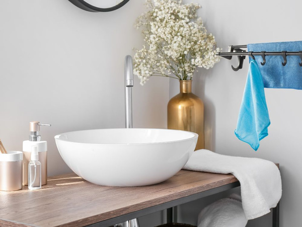 Koupelnový věšák černý na ručníky a doplňky 40 cm bez vrtání 4 háčky