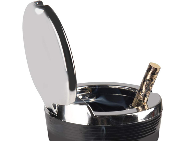 Autós hamutartó vezetett kosár helyett egy csésze