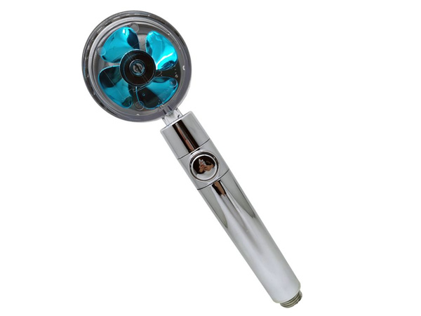 Sprchová rúčka s vymeniteľným turbo filtrom s ventilátorom