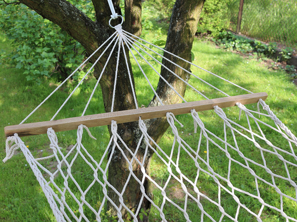 Dārza šūpuļtīkls virves tīkls koka krustcelēs boho pīti balti