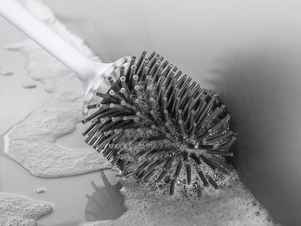 Silicone toilet brush for the bathroom leak-proof full base
