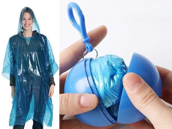 Mackintosh en una bola capa de lluvia poncho llavero