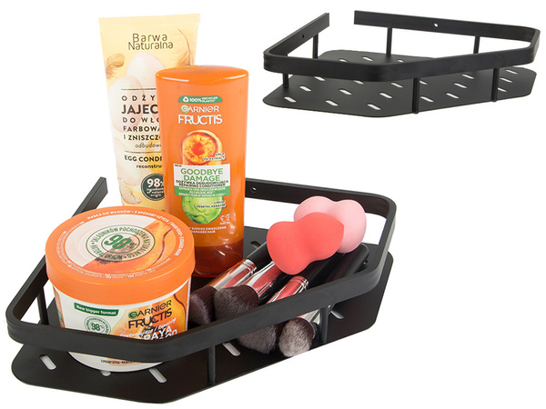 Vannas istabas stūra plaukts dušas bēniņu piekariņiem