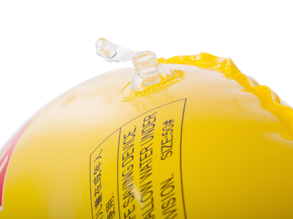 Pequeña rueda hinchable para que tu hijo nade en el agua de la piscina