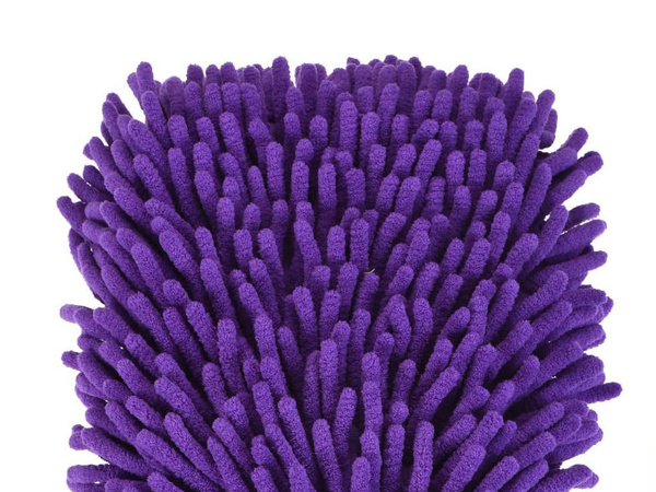 Mikrokiudkinnas autopesu puhastamiseks käe peal