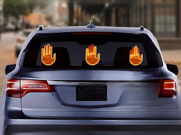 Gesto señalización mano en la ventanilla trasera de un coche dedo corazón led mando a distancia