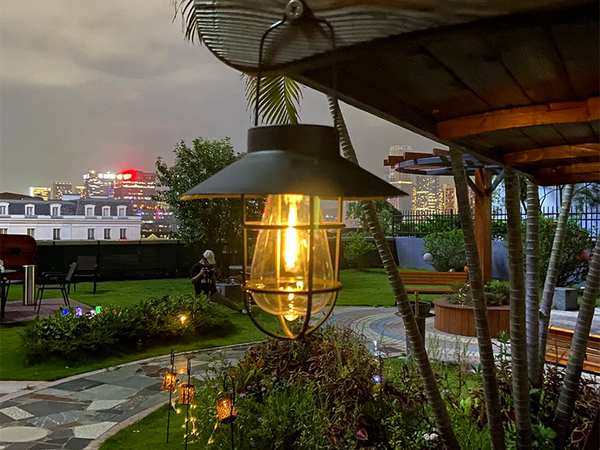 SOLÁRNA ZÁVESNÁ LAMPY S SENZOROM SÚMRAKU, VODOVZDORNÁ, VINTAGE GARDEN