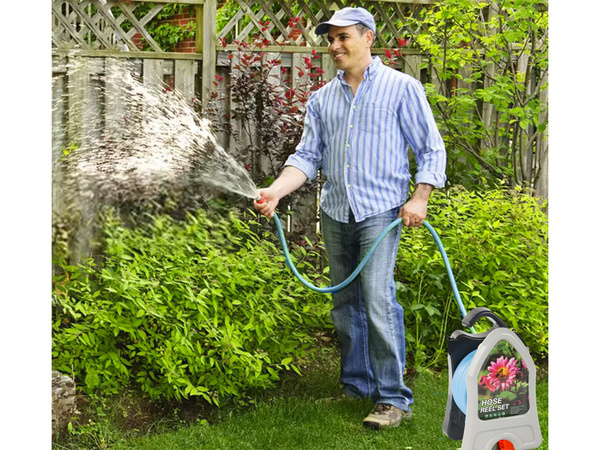 Garden waterring hose auf einem ständer mit einer spiralspritzpistole 10m