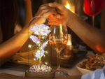 Rose éternelle dans une boîte en verre lumineuse avec led cadeau pour la journée de la femme
