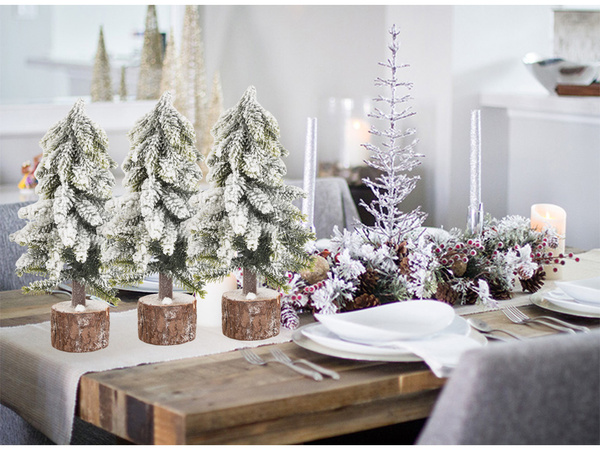 Künstlicher weihnachtsbaum schnee kleine dekorative schreibtisch auf stamm dick verschneit
