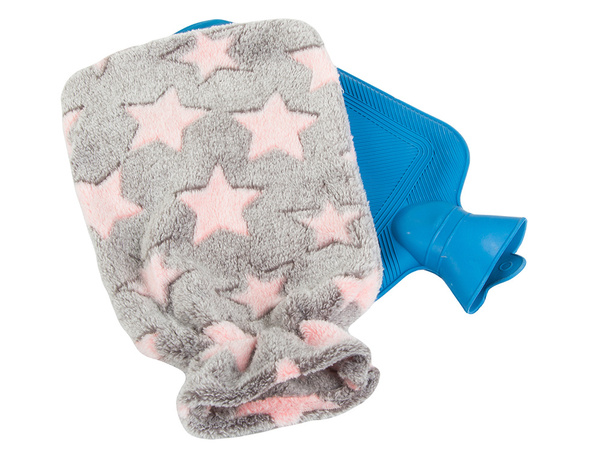 Calentador de agua de goma en una funda calentador de agua de felpa estrellas