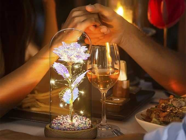 Rose éternelle dans une boîte en verre lumineuse avec led cadeau pour la journée de la femme