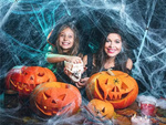 Pânză de păianjen artificială albă cu 4 păianjeni decor halloween extensibil