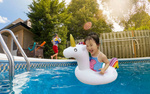 Baby-einhorn aufblasbares rad zum schwimmen im poolwasser