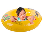 Pequeña rueda hinchable para que tu hijo nade en el agua de la piscina