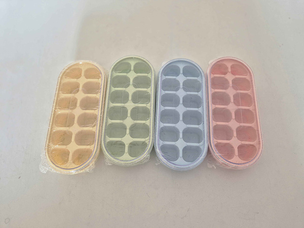 Ice cuber 12 kockás jégkockatáló fedéllel szilikon aljzatú jégkockatálók