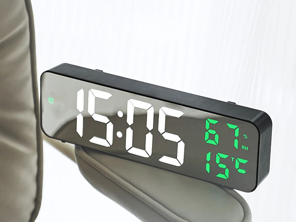 Elektronska ura digitalna vodena budilka termometer ogledalo stoji usb baterije