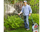 Garden waterring hose auf einem ständer mit einer spiralspritzpistole 10m