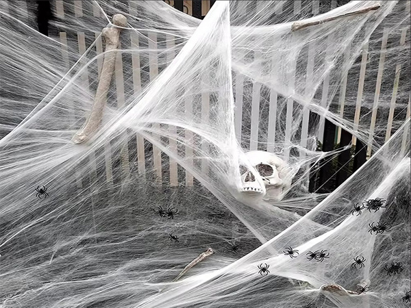 Pânză de păianjen artificială albă cu 4 păianjeni decor halloween extensibil